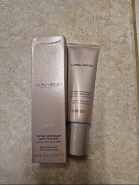 Laura Mercier Tinted Moisturizer Light Reveler 4W1 Tawny